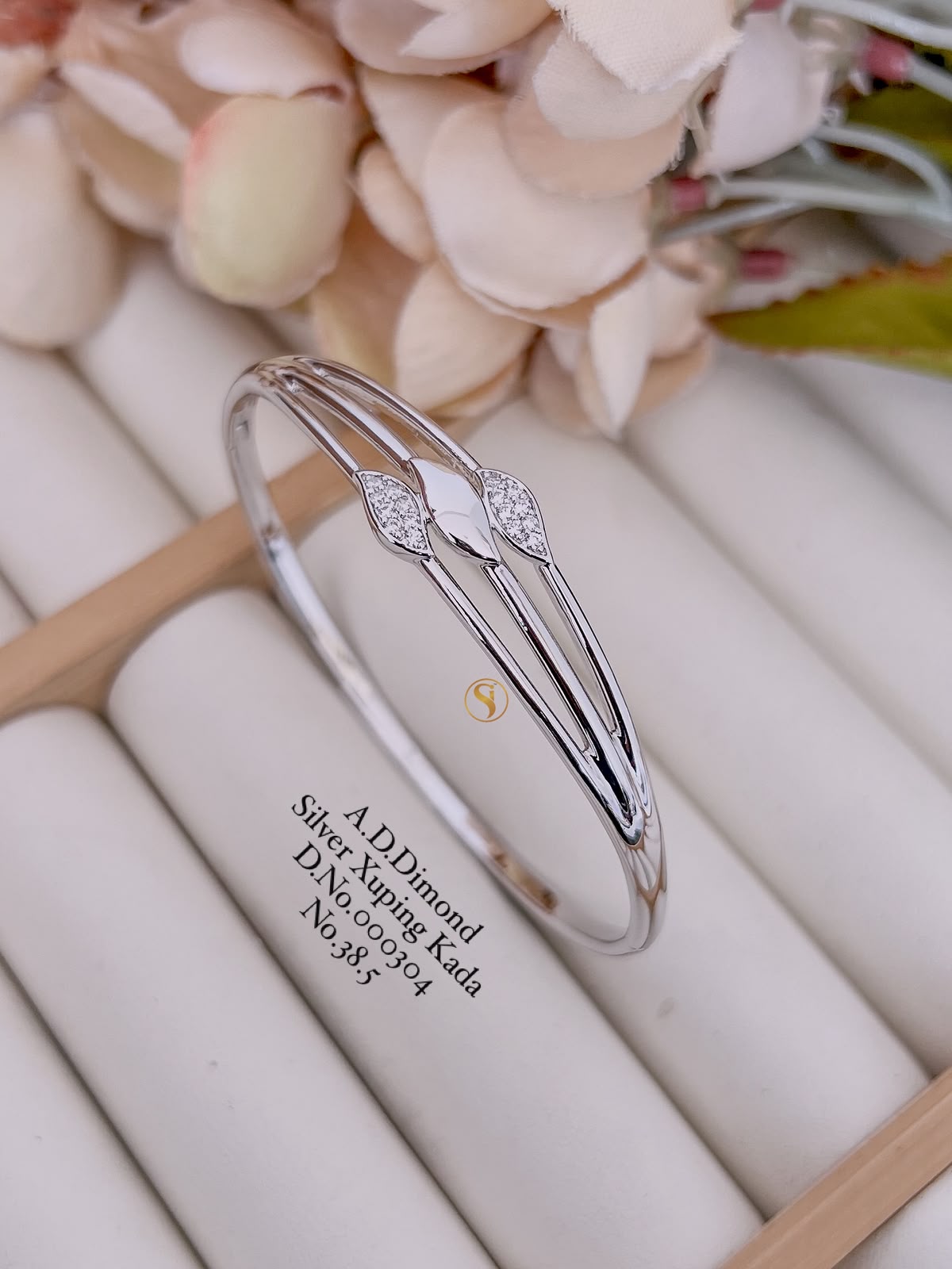 Ladies Premium Fashion Bracelet for Daily Wear